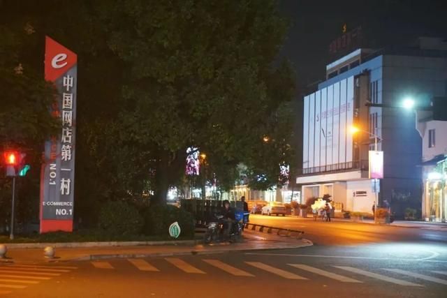 义乌海澜之家在哪里(义乌海蓝之谜)