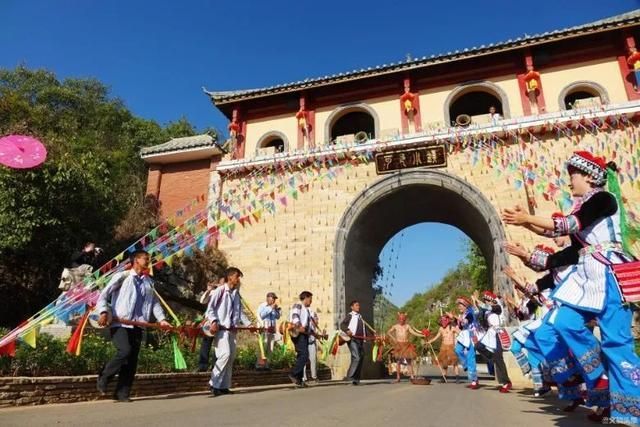 弥勒小吃街在哪里(弥勒市小吃集中在哪里)