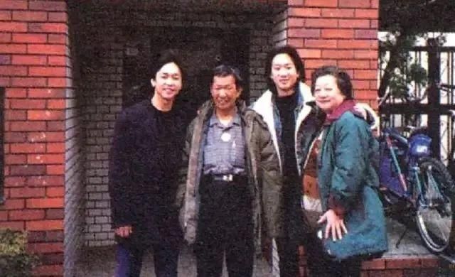 黄家驹的墓碑在哪里(黄家驹的母亲)