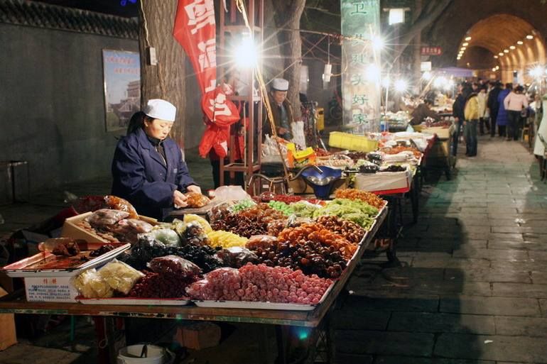 西安正宗小吃街在哪里(西安的夜市小吃街在哪里)