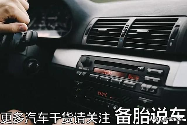 手机支架贴在哪个位置(手机支架贴在哪个位置合适)