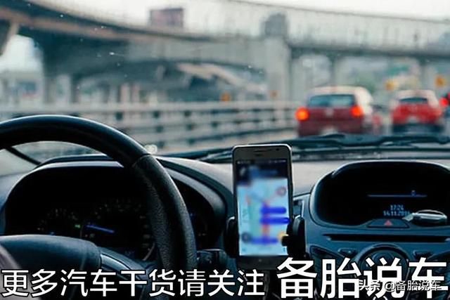 手机支架贴在哪个位置(手机支架贴在哪个位置合适)