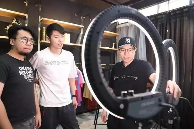 传媒公司靠什么赚钱抖音(传媒公司靠什么赚钱)
