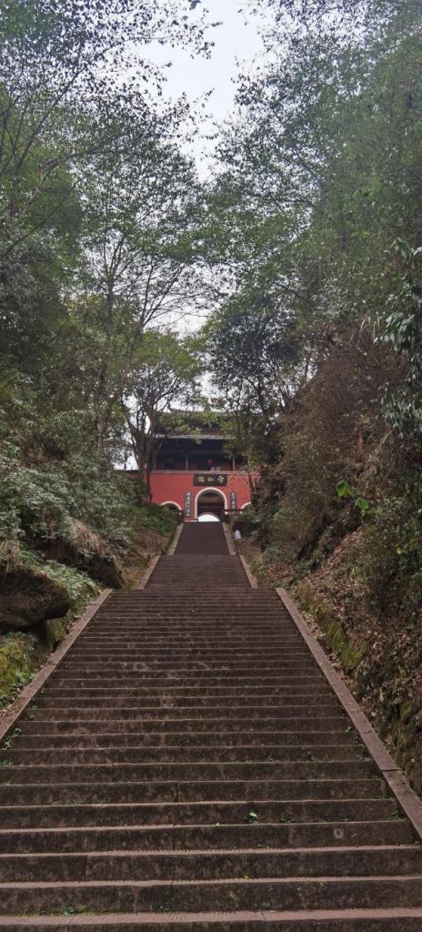 灵验石在哪(凌燕是干嘛的)