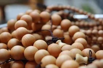 木珠子眼在哪(手串珠子有小眼的是什么木)