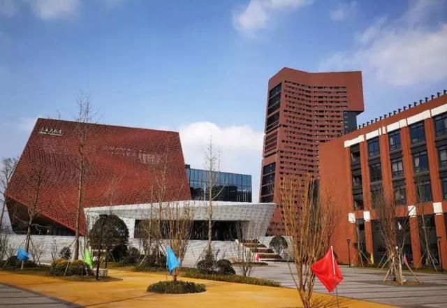 重庆杨家坪彩云湖高中怎么样(重庆杨家坪彩云湖中学初中部怎么样)