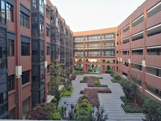 重庆杨家坪彩云湖高中怎么样(重庆杨家坪彩云湖中学初中部怎么样)