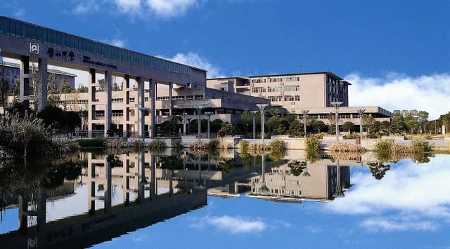 重庆杨家坪彩云湖高中怎么样(重庆杨家坪彩云湖中学初中部怎么样)