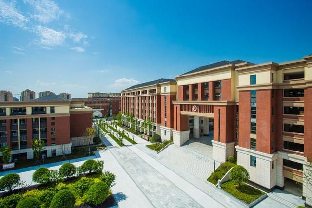 重庆杨家坪彩云湖高中怎么样(重庆杨家坪彩云湖中学初中部怎么样)