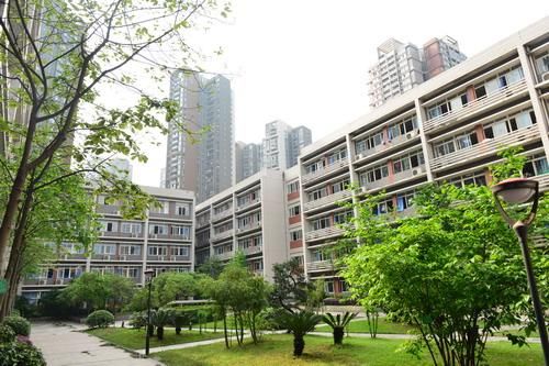 重庆杨家坪彩云湖高中怎么样(重庆杨家坪彩云湖中学初中部怎么样)