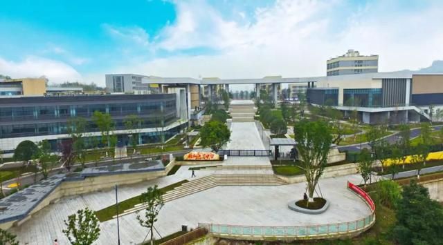 重庆杨家坪彩云湖高中怎么样(重庆杨家坪彩云湖中学初中部怎么样)
